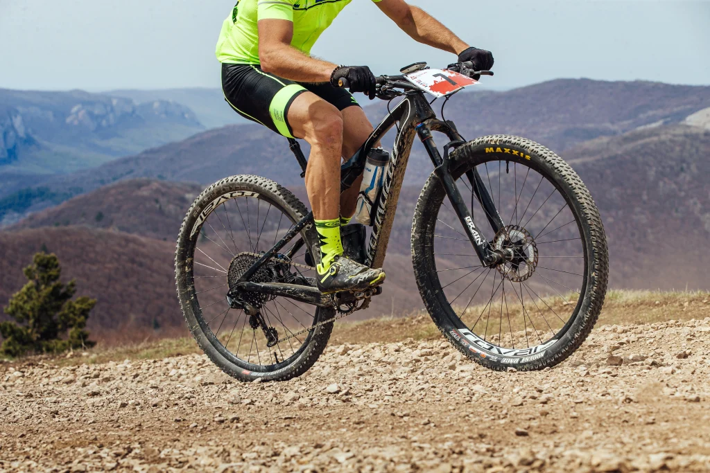 Cycliste sur un VTT Specialized. Chemin montagneux.