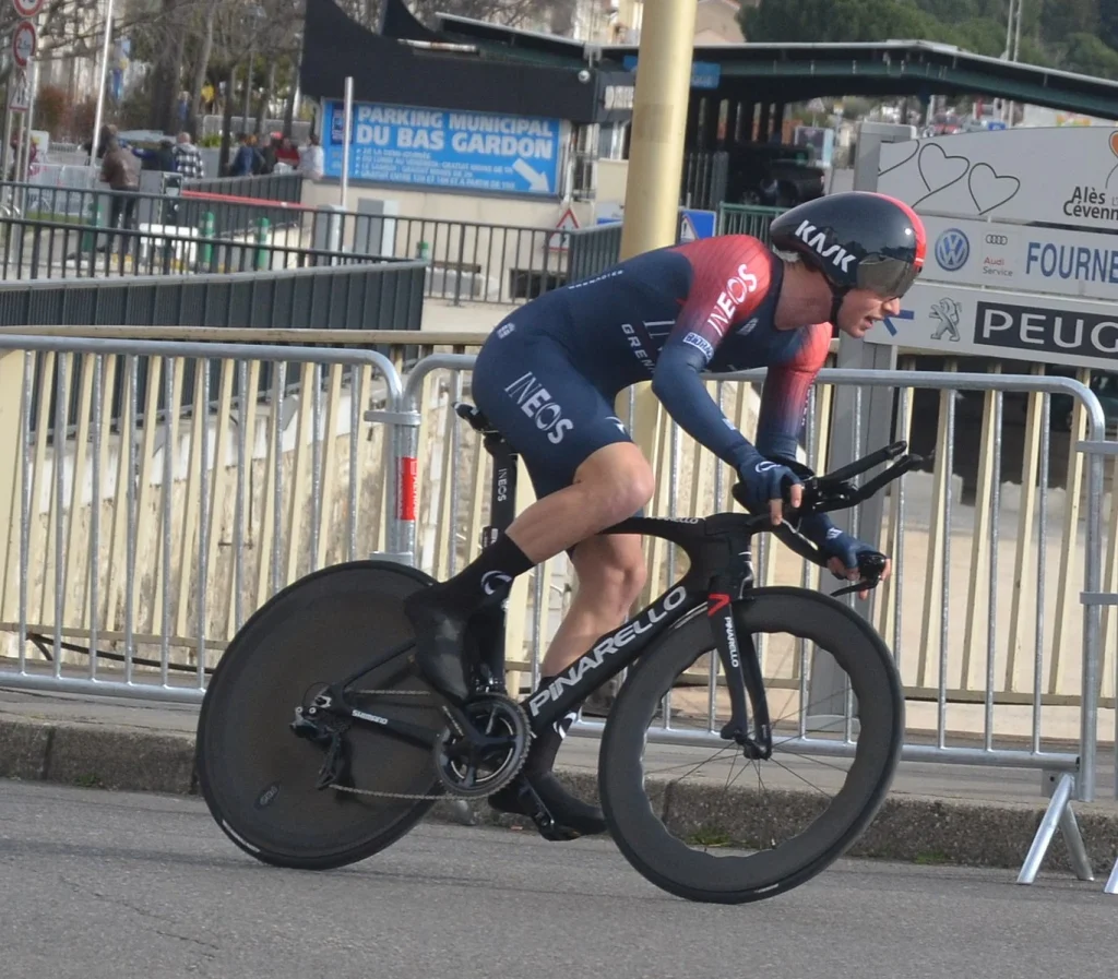 Cycliste de l'équipe Ineos sur un vélo de contre-la-montre Pinarello.